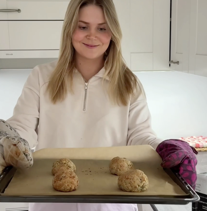 Nainen kantaa sämpyläpeltiä